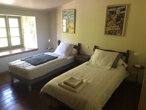 2 slaapkamers, een strijkplank/strijkijzer, gratis wifi, beddengoed