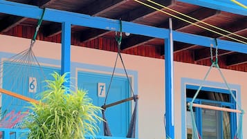 Habitación cuádruple familiar, varias camas, vistas a la montaña | 1 dormitorio, wifi gratis, ropa de cama