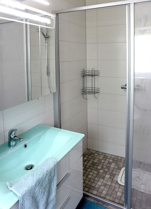 Shower, hair dryer, towels, toilet paper - Apartment in the heart of Mecklenburg Vorpommern (Neu Benthen)