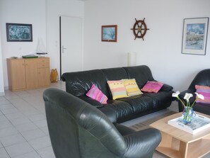 TV, books - Above the water, Large apartment, Panoramic view overlooking the ocean 100m2 (Clohars-Carnoët)