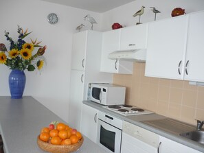 Fridge, microwave, oven, stovetop - Above the water, Large apartment, Panoramic view overlooking the ocean 100m2 (Clohars-Carnoët)