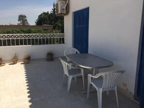 Outdoor dining - Villa Oasis - An Egyptian Holiday Villa Experience (Alexandria)