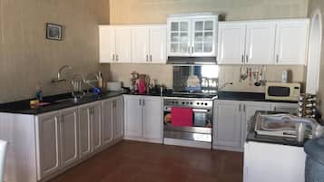 Refrigerador, microondas, lavavajillas y utensilios de cocina