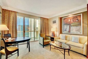 TV, offices - No Resort Fee ! Balcony Strip View Suite - Pool (Las Vegas)