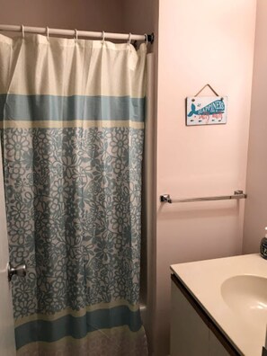 Ensemble baignoire-douche, séchoir à cheveux