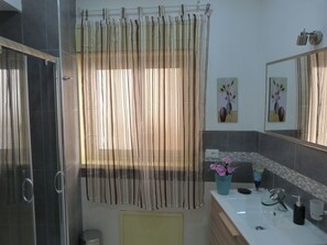Douche, sèche-cheveux, bidet, serviettes fournies