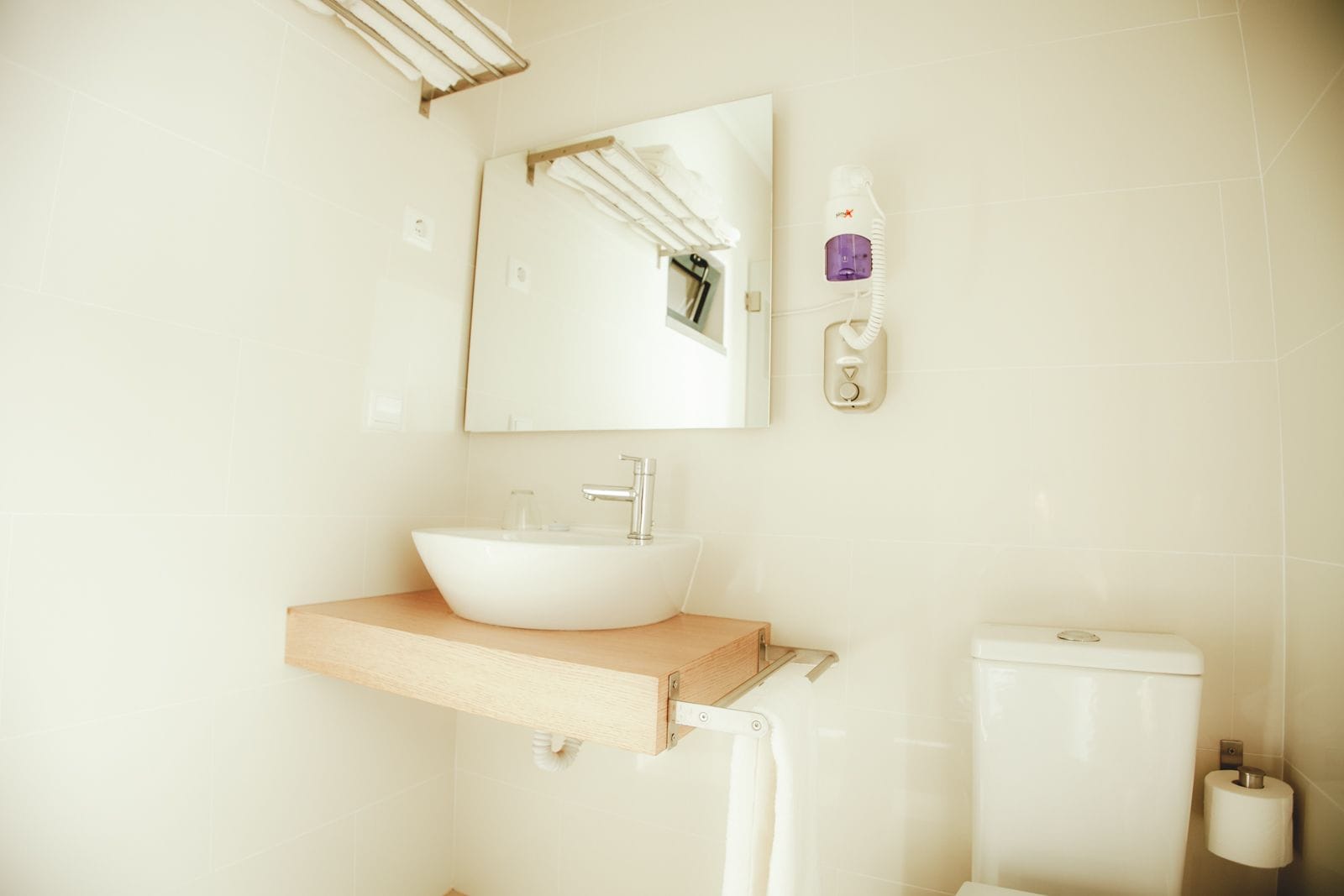 Shower, rainfall showerhead, free toiletries, hair dryer