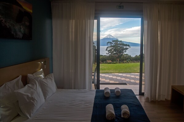 Hochwertige Bettwaren, Minibar, Zimmersafe, Schreibtisch