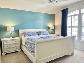 3 soverom, skrivebord, strykejern/-brett og reiseseng for barn