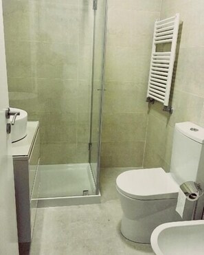 Dusche, Bidet, Handtücher, Seife