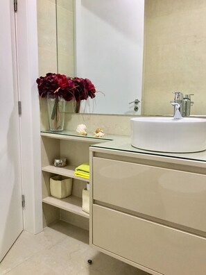 Dusche, Bidet, Handtücher, Seife