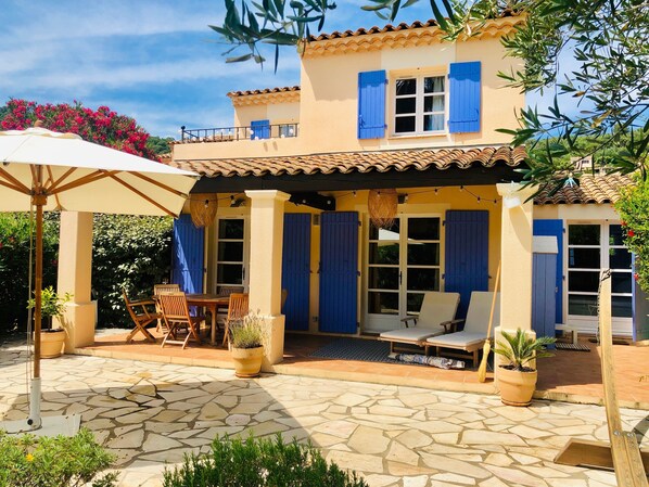 Outdoor dining - Charming cottage in La Croix-Valmer with large terrace and pool (La Croix-Valmer)