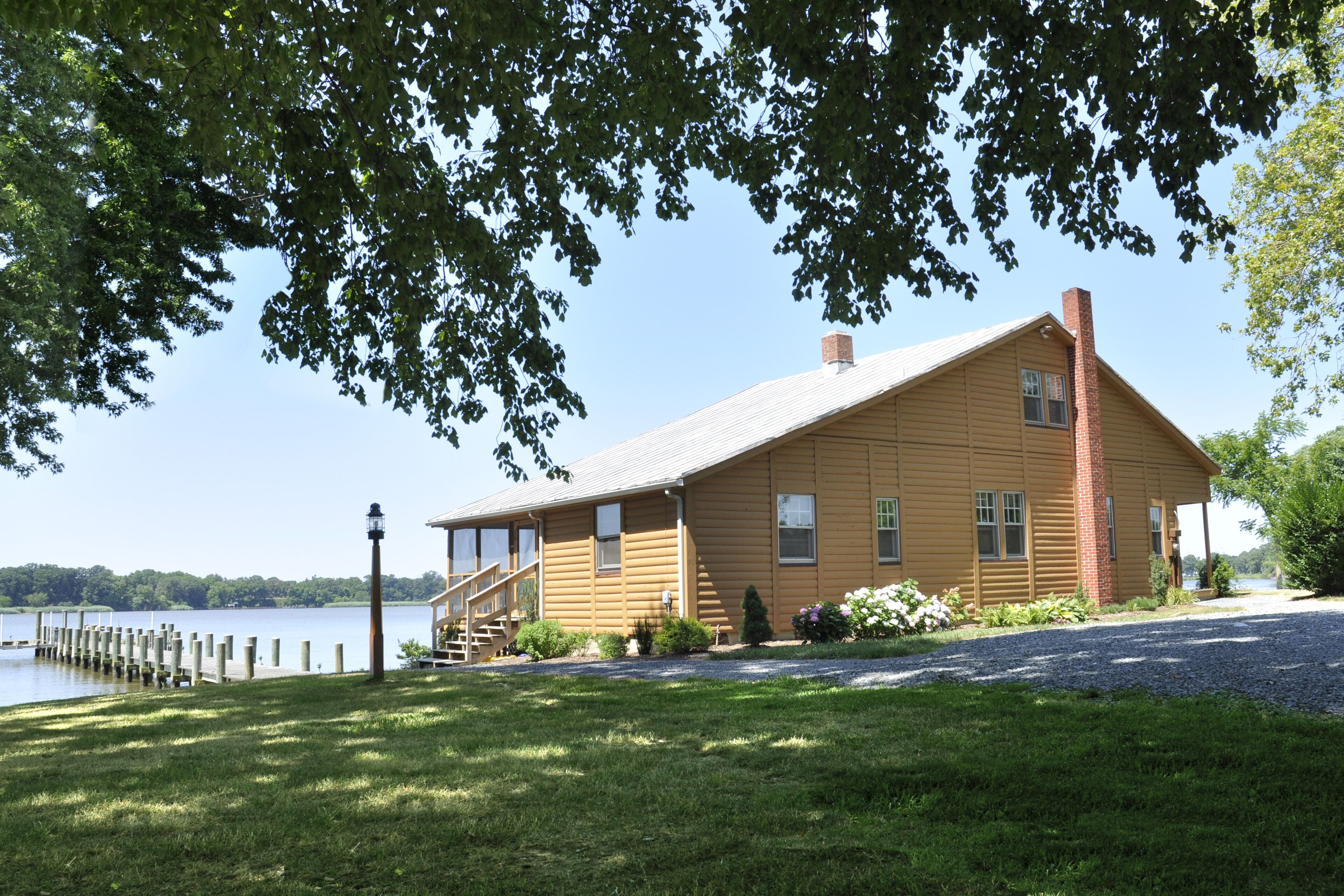 River Lodge, Casual Riverfront setting