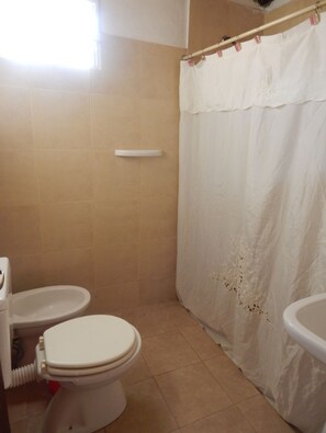 Cabana básico, vista para o jardim (4 pax) | Banheiro | Chuveiro, bidê, toalhas de banho, sabonete