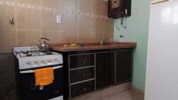 Kabin Basic, pemandangan kebun (4 pax) | Dapur pribadi | Lemari es, oven, kompor, dan ketel listrik