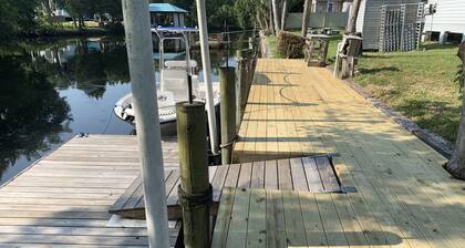 Waterfont Home, Heated Pool, Kayaks, and Ice Machine.