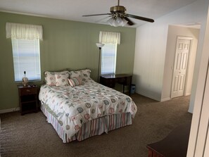 3 bedrooms, iron/ironing board, free WiFi, bed sheets - Waterfont Home, Heated Pool, Kayaks, and Ice Machine. (Crystal River)
