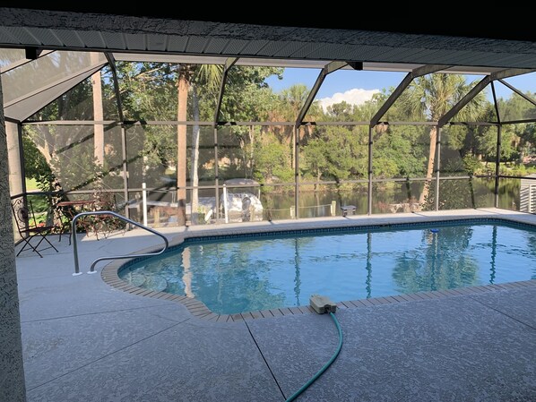 A heated pool - Waterfont Home, Heated Pool, Kayaks, and Ice Machine. (Crystal River)
