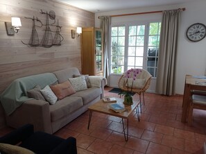 Télévision, table de tennis de table, livres