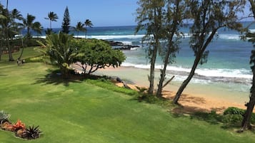 Na praia, espreguiçadeiras, toalhas de praia