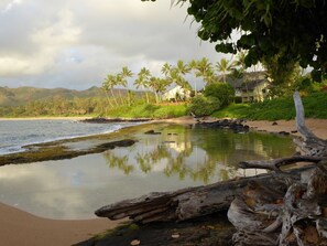 Na praia, espreguiçadeiras, toalhas de praia 