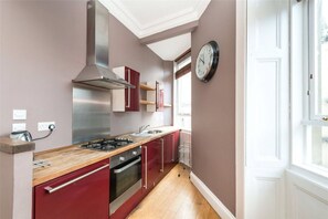 Kühlschrank, Wasserkocher, Toaster, Kochgeschirr/Geschirr/Besteck