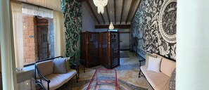 Habitacion Grey | Sängtillbehör av högsta kvalitet och värdeförvaringsskåp på rummet