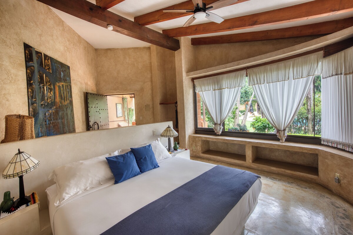 Habitacion Azul | Premium bedding, in-room safe, soundproofing, WiFi (free)
