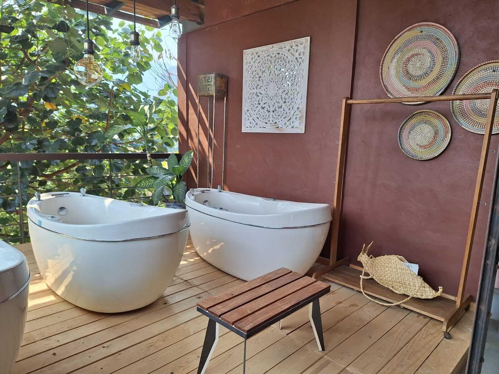 Couples treatment room(s), hot tub, body treatments, mud baths