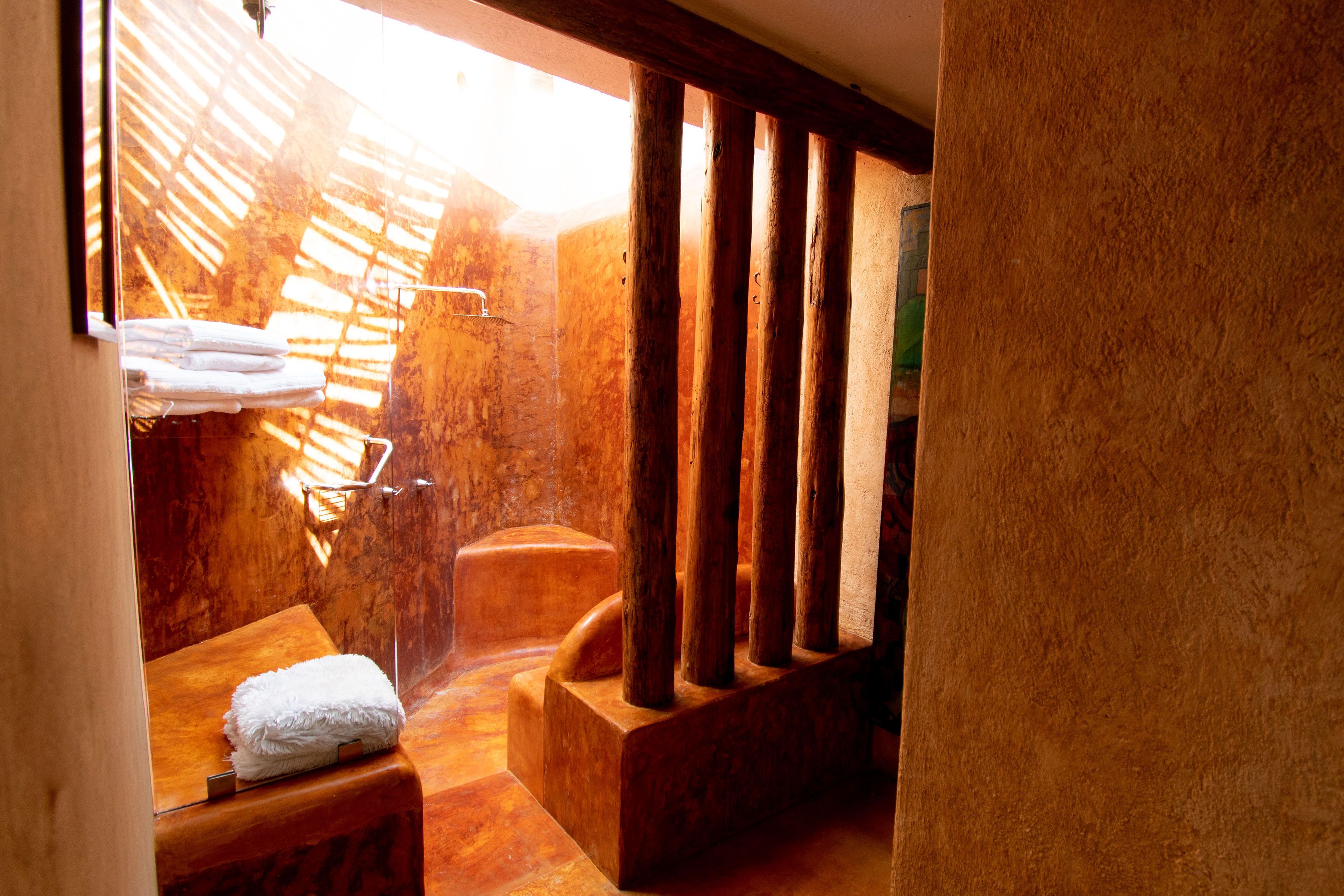 Habitacion Azul | Baño | Regadera, secadora de cabello, toallas 