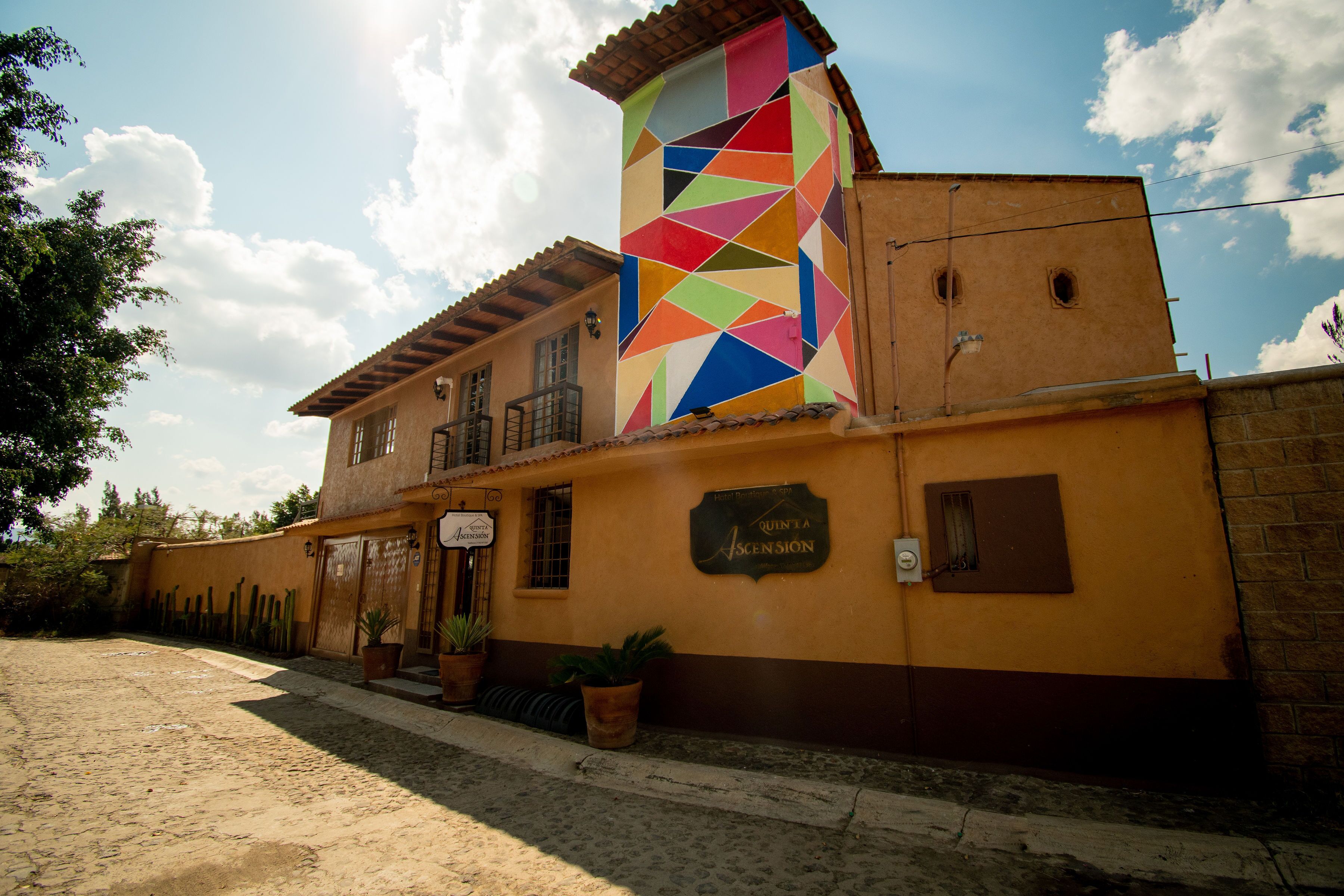 Vista frontal de la propiedad