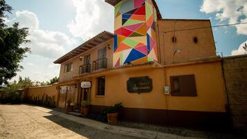 Vista frontal de la propiedad