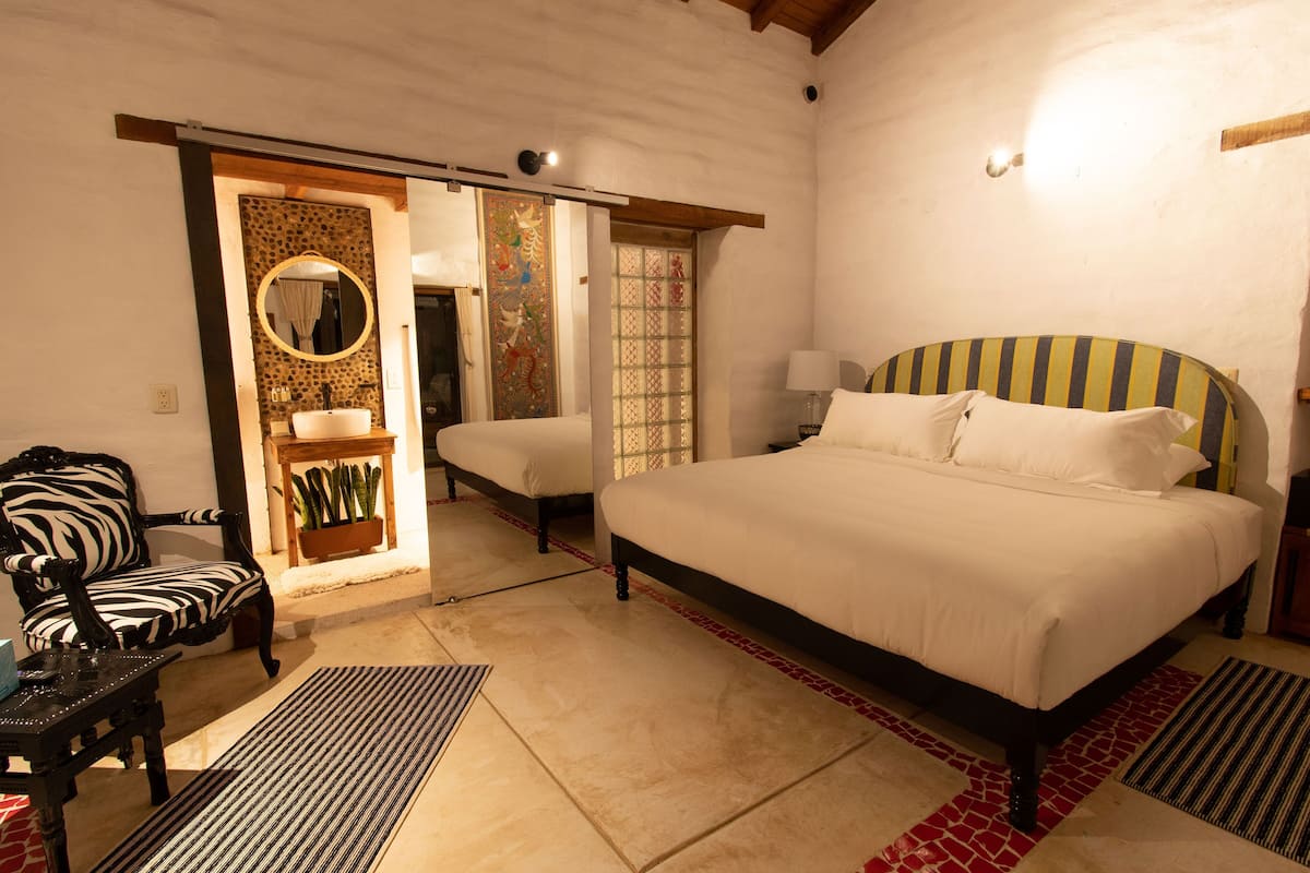 Habitacion carmesi | Ropa de cama de alta calidad y caja de seguridad en la habitación