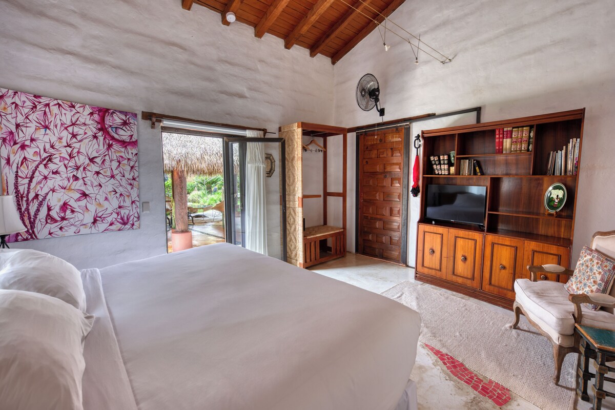 Habitacion Rosa | Premium bedding, in-room safe, soundproofing, WiFi (free)