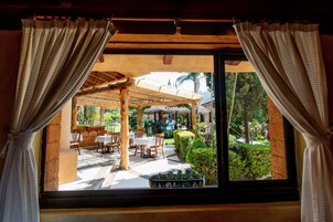 Habitacion Blanca | Premium bedding, in-room safe, individually decorated