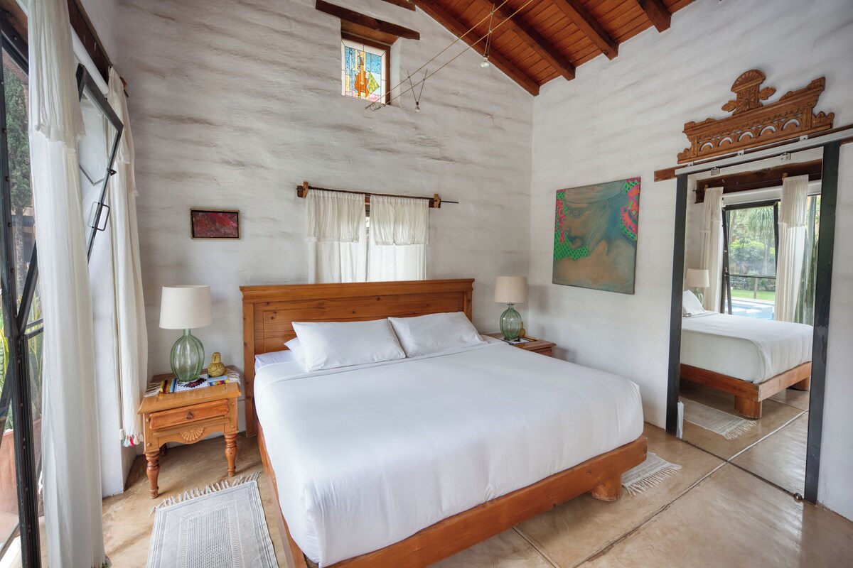 Habitacion mango | Premium bedding, in-room safe, soundproofing, WiFi (free)