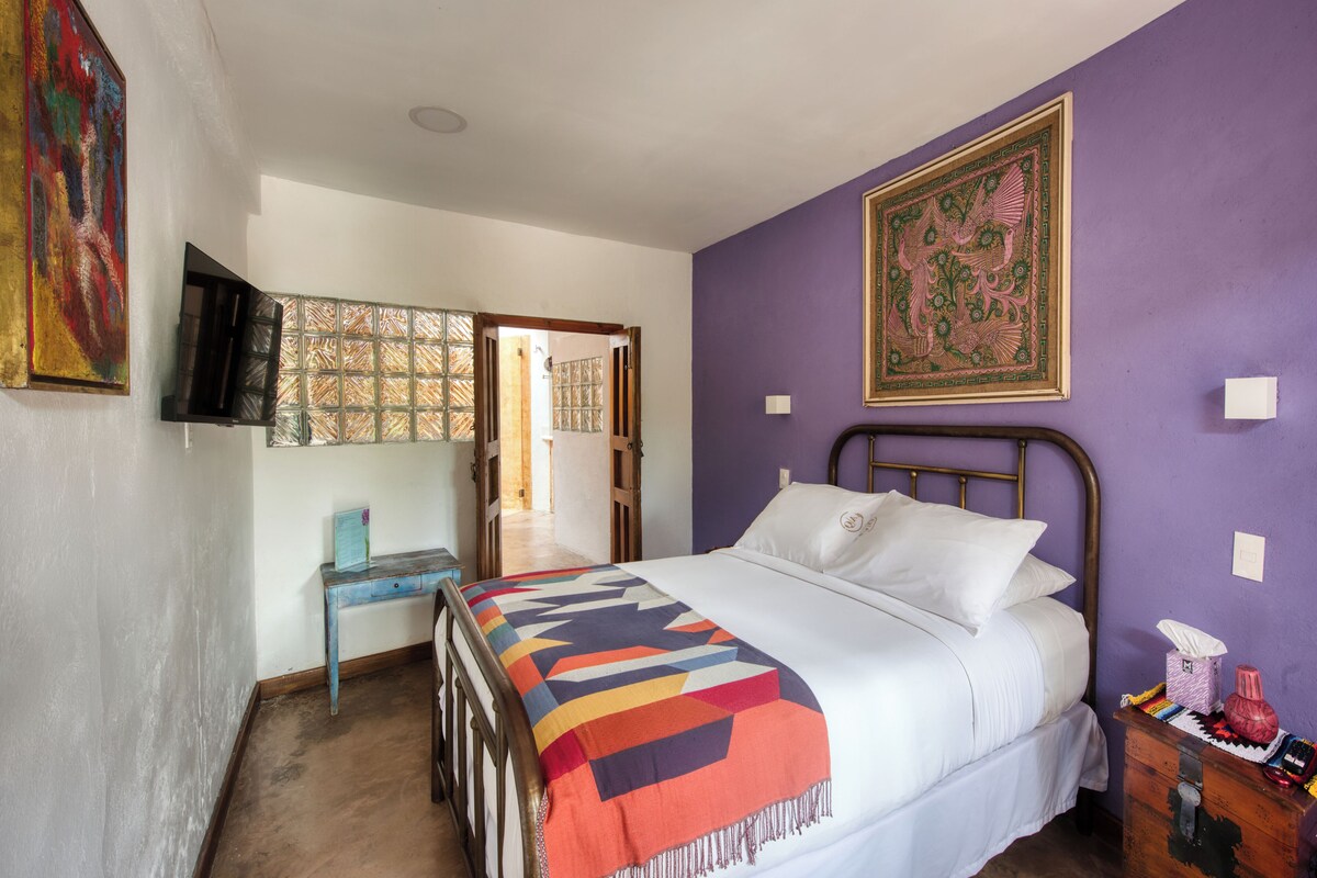 Habitacion Lavanda | Premium bedding, in-room safe, soundproofing, WiFi (free)