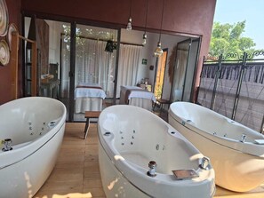 Espace de soins pour les couples, bain à remous, soins corporels