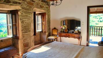 5 bedrooms, desk, travel crib, free WiFi