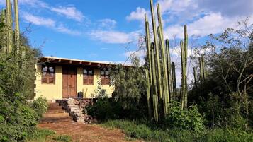 Vista frontal de la propiedad