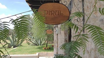 Habitación romántica, 1 cama Queen size | Caja de seguridad en la habitación, wifi gratis y ropa de cama