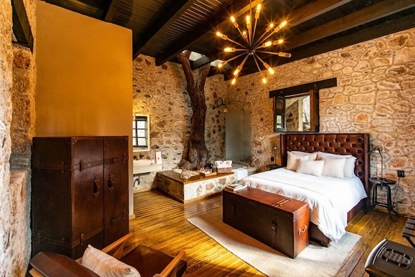 Habitació romàntica, 1 llit de matrimoni | Caixa forta a l'habitació, wifi gratuïta i roba de llit