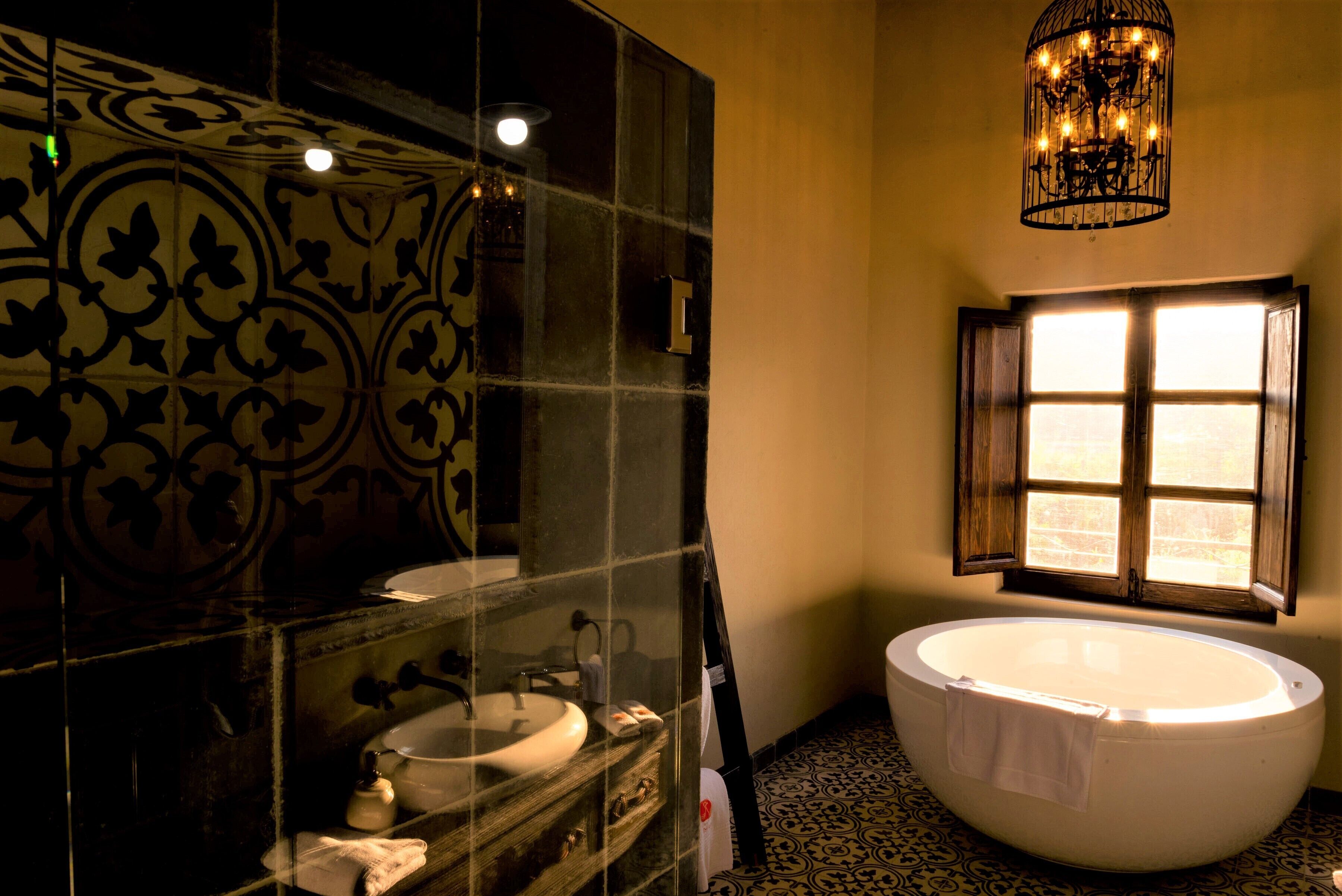 Deep-soaking bathtub