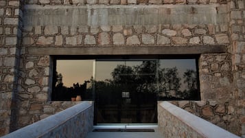 Vista frontal de la propiedad