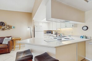 Fridge, microwave, oven, stovetop - Dog-friendly Sedona town home, walking distance to shops & surrounded by beauty (Sedona)
