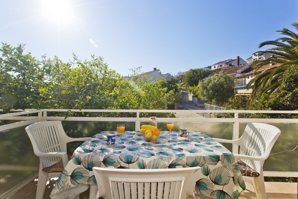Outdoor dining - Peaceful location, walk everywhere + parking free (Hvar)