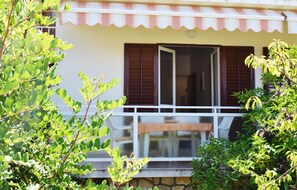 A house with a balcony, a window with shutters, and a door. - Peaceful location, walk everywhere + parking free (Hvar)