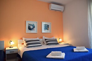 2 bedrooms, desk, iron/ironing board, travel cot - Peaceful location, walk everywhere + parking free (Hvar)