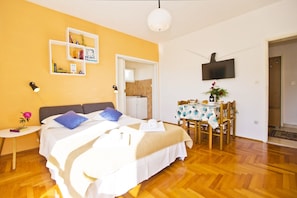 2 bedrooms, desk, iron/ironing board, travel cot