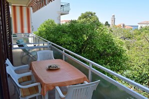 Outdoor dining - Peaceful location, walk everywhere + parking free (Hvar)
